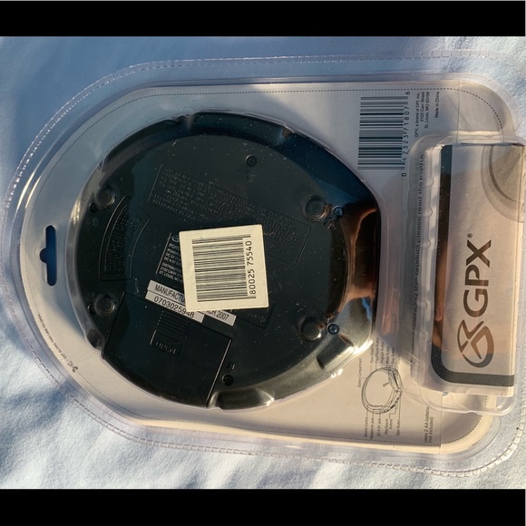 GPX CD Player with Earbuds - Picture 5 of 5